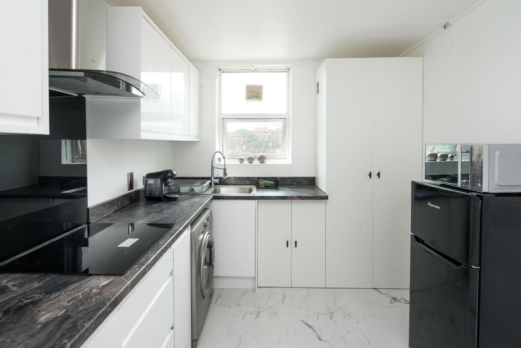 Stylish With Wifi And Easy Access To Apartment