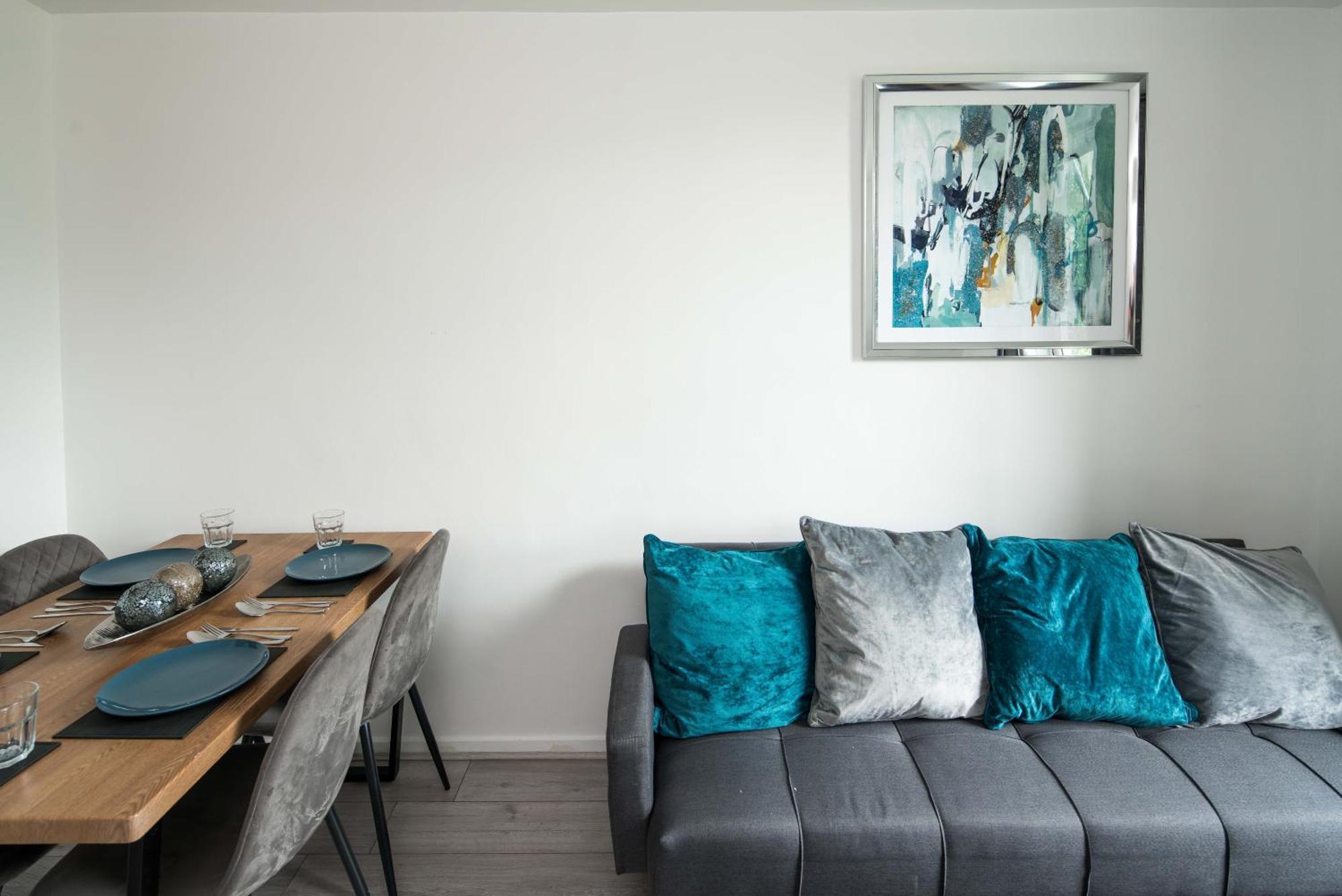 Stylish With Wifi And Easy Access To *