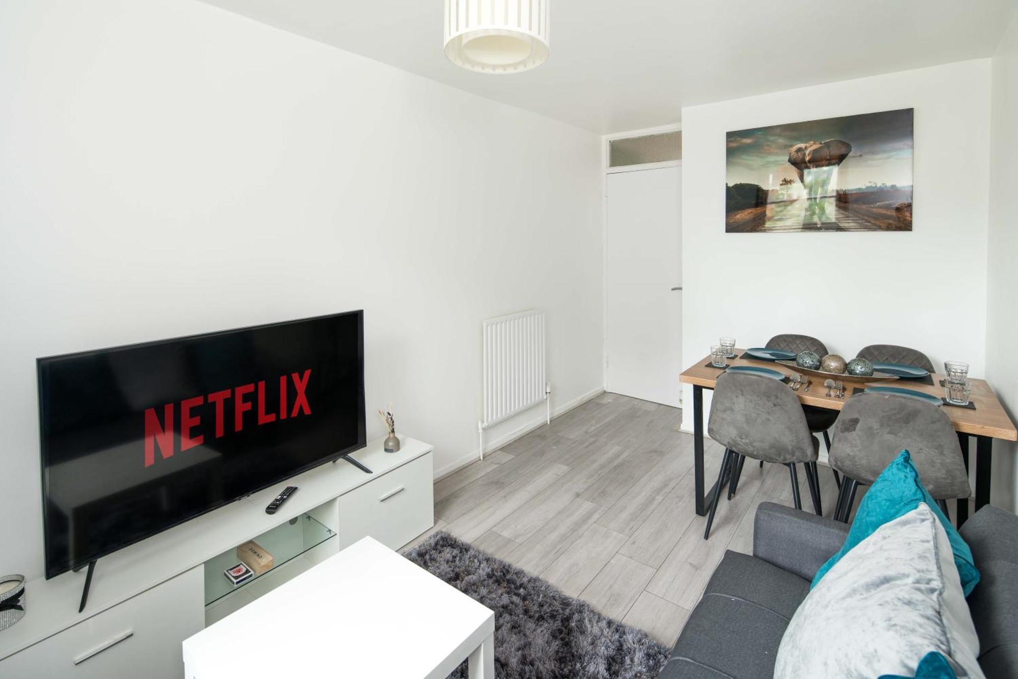 Stylish With Wifi And Easy Access To Apartment