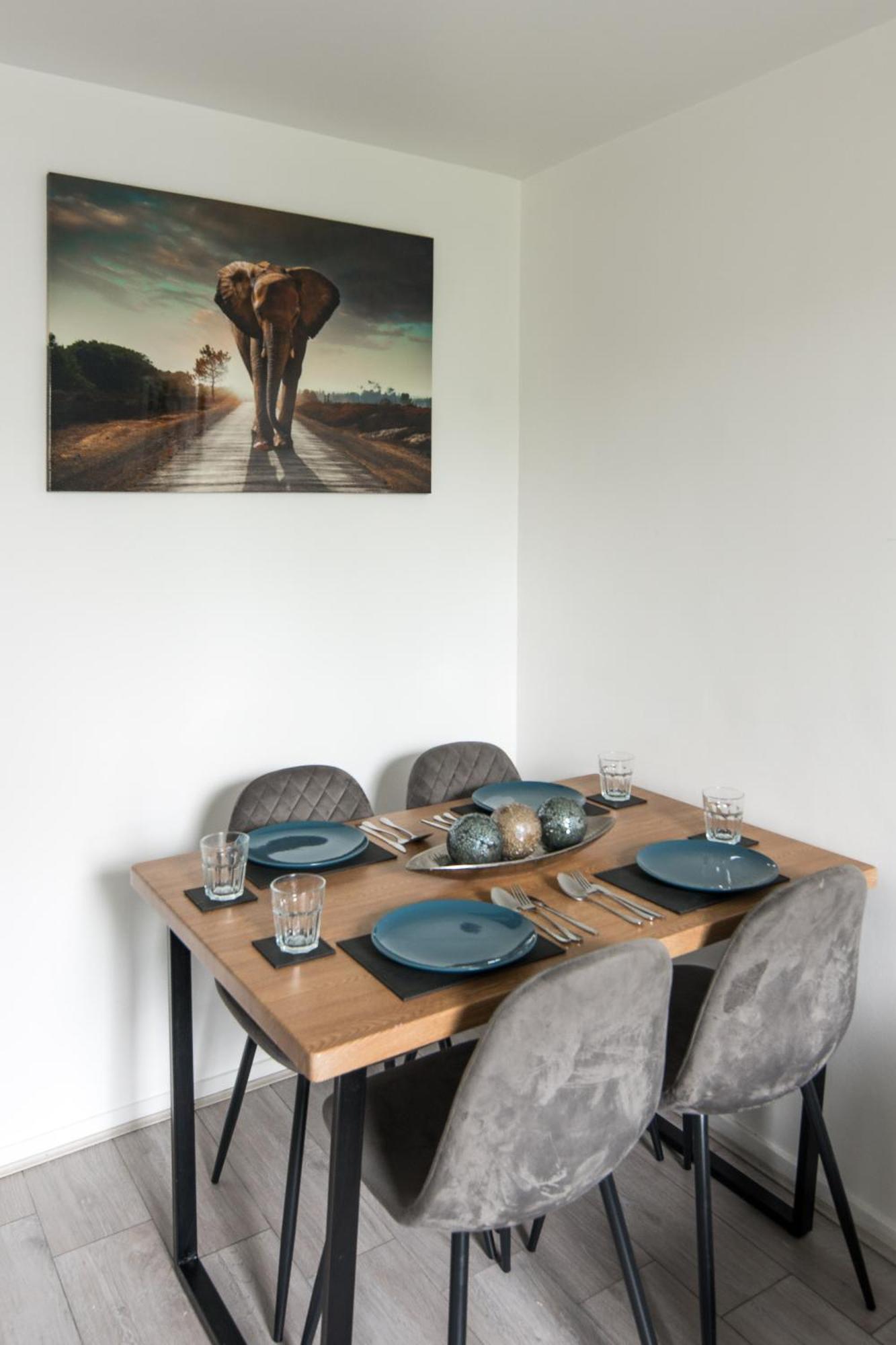 Stylish With Wifi And Easy Access To Apartment *