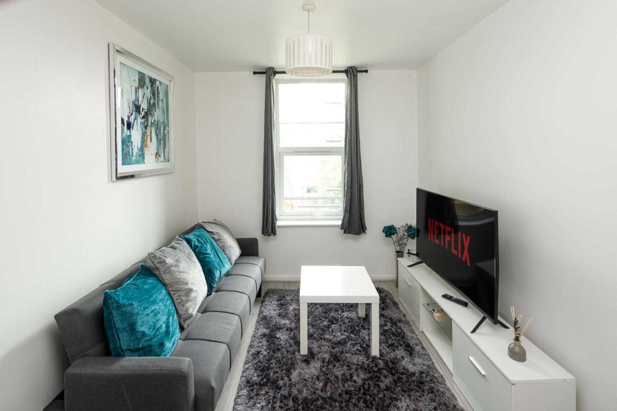 Stylish With Wifi And Easy Access To *